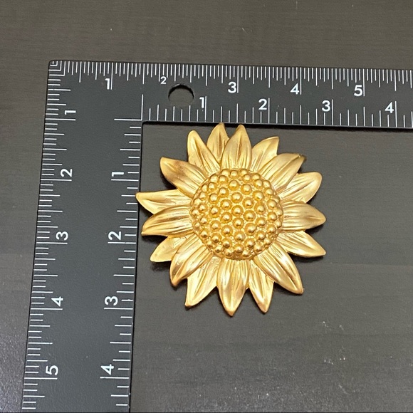 Vintage Unsigned Large Sunflower Gold-tone Brooch New (Old Stock) - Picture 5 of 11